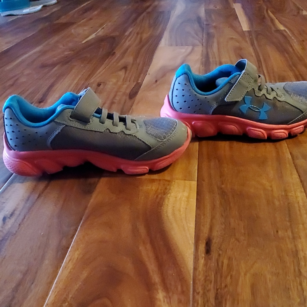 Girls Under Armour tennis shoes